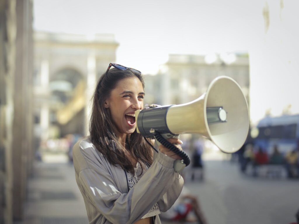 Marketing de Guerrilha com OOH: Estratégia criativa e impactante para chamar a atenção do público-alvo
